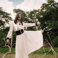 Beri dimensi ekstra pada maxi dress dengan memakai belt yang membuat ilusi tubuh lebih ramping (Foto: @mawar_eva)