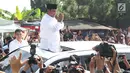 Calon Presiden no urut 02, Prabowo Subianto menyapa pendukungnya usai menggunakan hak pilihnya pada Pemilu 2019 di TPS 041 Kampung Curug, Desa Bojong Koneng, Babakan Madang, Kabupaten Bogor, Jawa Barat, Rabu (17/4). Prabowo didampingi Fadli Zon. (Liputan6.com/Helmi Fithriansyah)