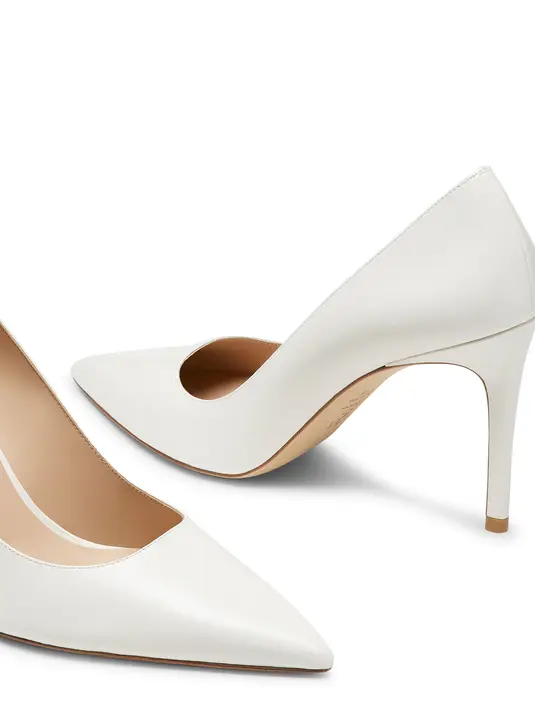 Salah satu elemen yang mencuri perhatian adalah pemilihan outfit yang sleek dan sophisticated, terutama pada alas kakinya. [Dok/Stuart Weitzman].