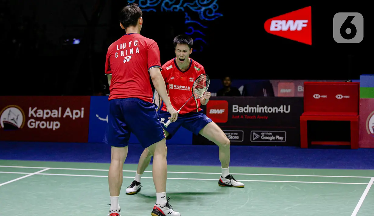 Pebulu tangkis ganda putra China Liu Yu Chen/Ou Xuan Yi melakukan selebrasi saat melawan pebulu tangkis ganda putra Korea Selatan Choi Sol Gyu/Kim Won Ho pada pertandingan final East Ventures Indonesia Open 2022 di Istora Senayan, Jakarta, Minggu (19/6/2022). China Liu Yu Chen/Ou Xuan Yi juara East Ventures Indonesia Open 2022 usai mengalahkan Choi Sol Gyu/Kim Won Ho dengan skor 21-17 dan 23-21. (Liputan6.com/Faizal Fanani)