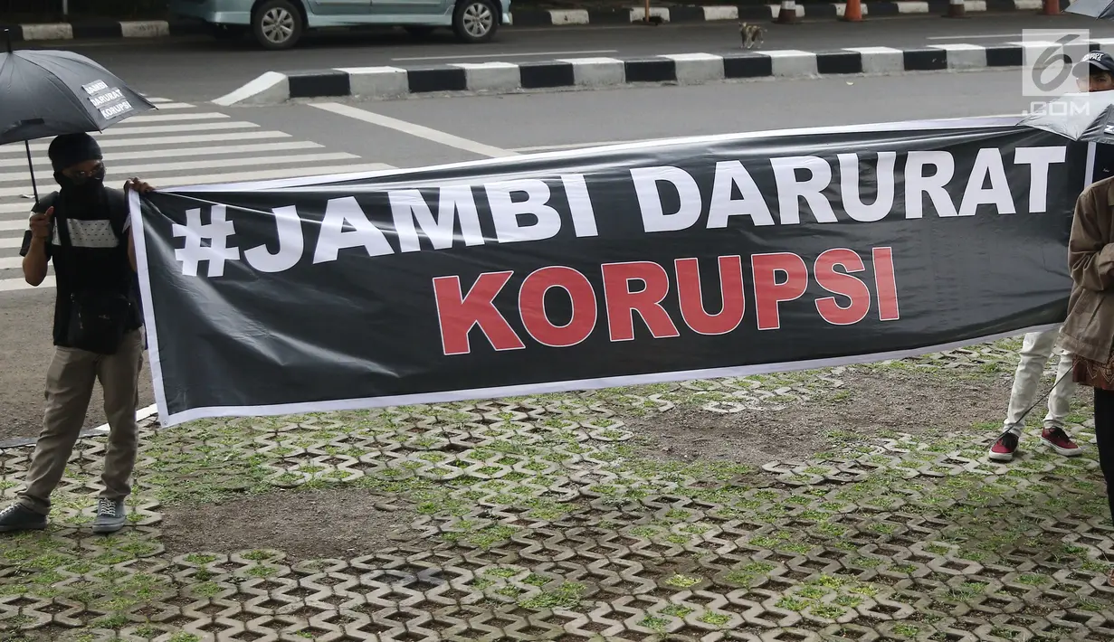 Aktivis antikorupsi dan mahasiswa  yang mengatasnamakan Gerakan Pengawal Suap (GPS) Jambi berunjuk rasa di depan Gedung KPK, Jakarta, Jumat (9/3). Mereka menuntut KPK segera menahan Gubernur Jambi Zumi Zola. (Liputan6.com/Herman Zakharia)