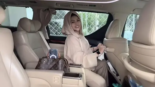 Melahirkan Anak Ketiga, Ini 7 Potret Perjalanan Kehamilan Istri Charly Van Houten