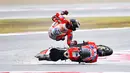 Pebalap Ducati, Jorge Lorenzo, terjatuh pada balapan MotoGP San Marino di Sirkuit Misano, Minggu (11/9/2017). Pebalap asal Spanyol itu hanya mampu melahap tujuh lap sebelum terjatuh di tikungan keenam. (AFP/Marco Bertorello)