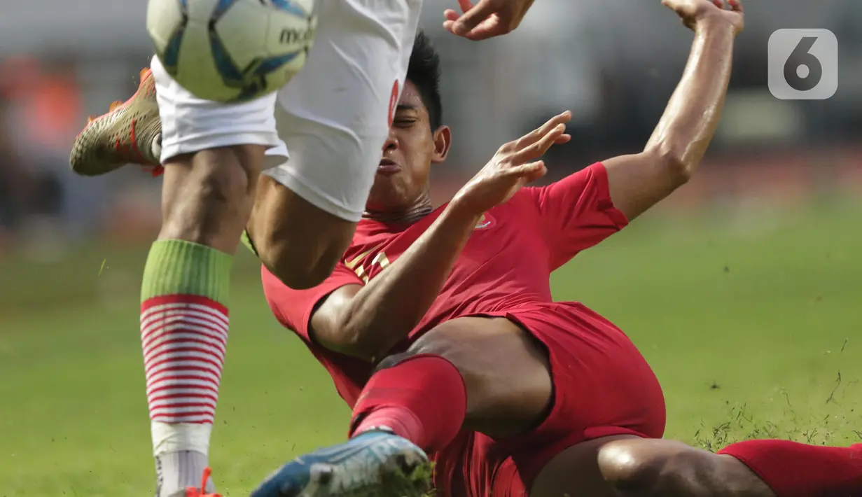 Pemain belakang Timnas Indonesia U-23, Firza Andika (kanan) mencoba menahan bola pemain Iran U-23 saat laga persahabatan di Stadion Pakansari, Kab Bogor, Sabtu (16/11/2019). Laga ini uji coba terakhir jelang Sea Games Filipina 2019, Indonesia U-23 unggul 2-1. (Liputan6.com/Helmi Fithriansyah)
