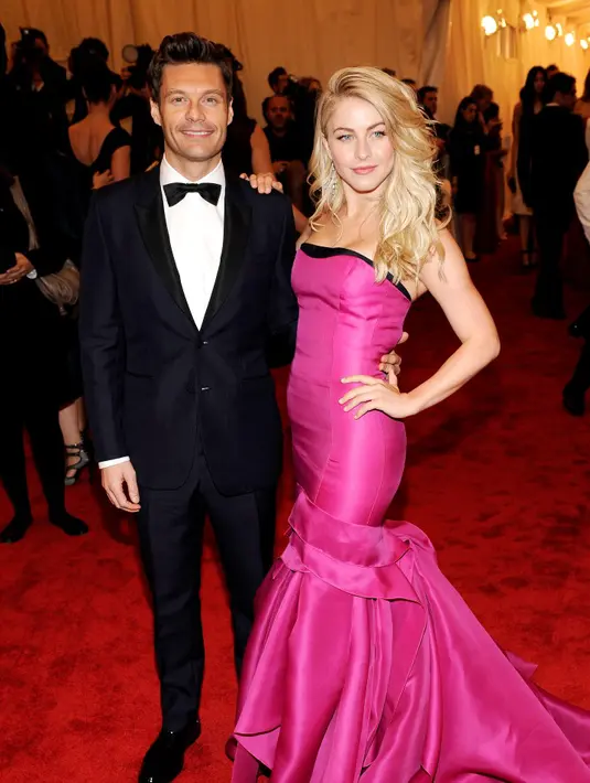 'Kami hanya ingin menikmati pertunangan kami,' ungkap Julianne Hough  penari profesional itu. (Bintang/EPA)