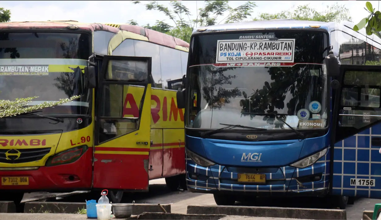 Sejumlah bus terparkir di kawasan Terminal Kampung Rambutan, Jakarta Timur, Senin (12/12/2022). Kepala Terminal Bus Kampung Rambutan Yuza Ramadhoni mengatakan lonjakan penumpang diprediksi akan terjadi mulai H-7 libur Natal dan Tahun Baru (Nataru), sementara untuk saat ini belum terjadi lonjakan penumpang dan masih terbilang lengang. (Liputan6.com/Magang/Aida Nuralifa)