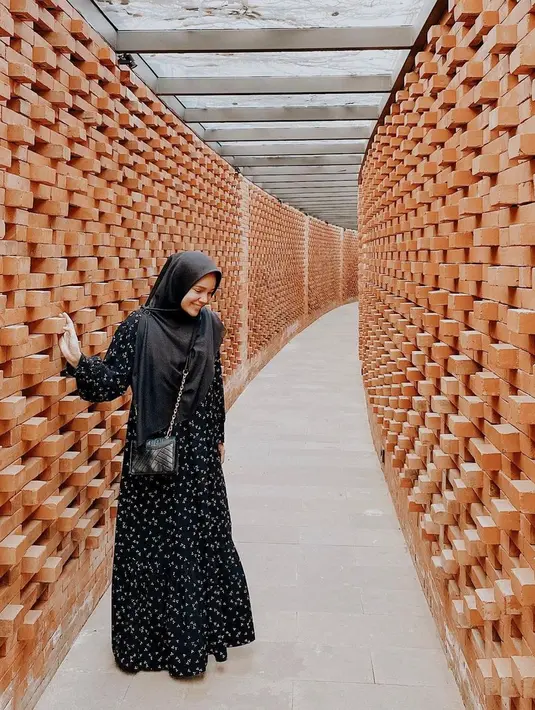 "Harus pastikan semua hal yang kulakukan harus berarti karena tidak tahu ya berapa lama lagi tinggal di dunia ini," jelas Dewi Sandra. (Instagram/dewisandra)