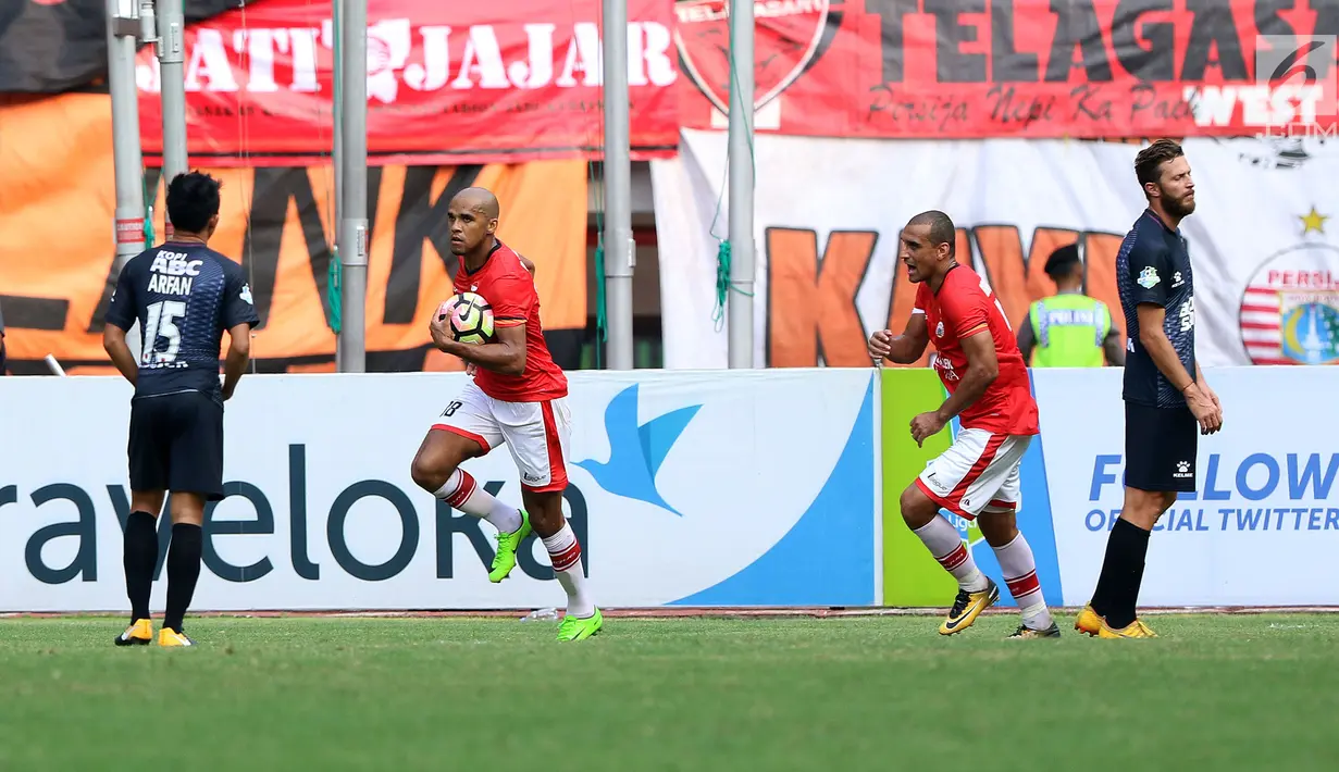 Pemain depan Persija, Reinaldo Elias Da Costa memeluk bola saat merayakan gol ke gawang PSM Makassar pada lanjutan Liga 1 Indonesia di Stadion Patriot Candrabhaga, Bekasi, Selasa (15/8). Laga berakhir imbang 2-2. (Liputan6.com/Helmi Fithriansyah)