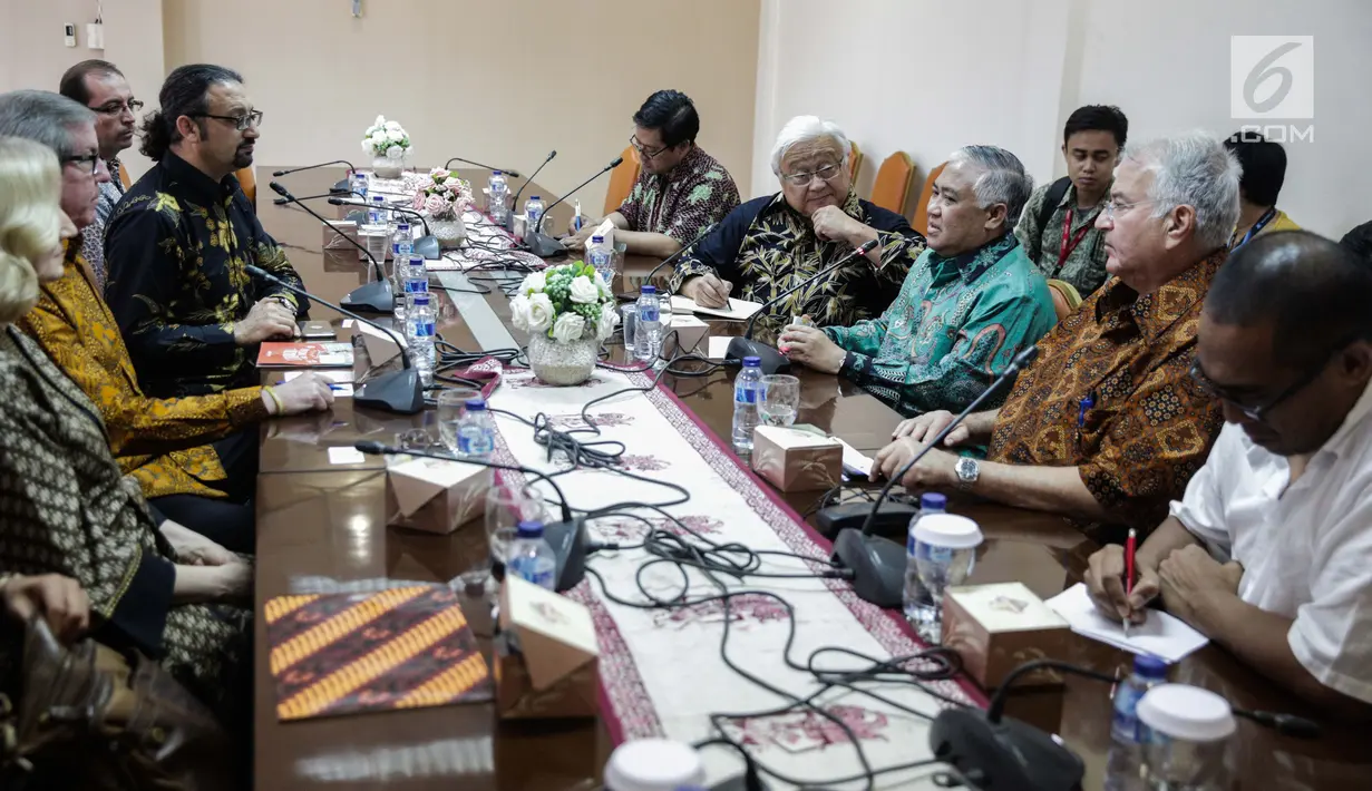 Pertemuan UKP DKAAP, Din Syamsudin dengan tamu kehormatan dari Amerika Serikat (AS) di Gedung Sekretariat Negara, Jakarta, Selasa (28/11). Pertemuan dalam rangka membicarakan kerjasama keagamaan dan peradaban kedua negara. (Liputan6.com/Faizal Fanani)
