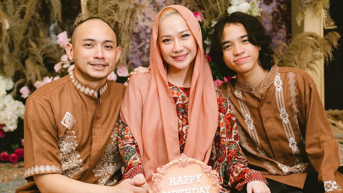Gaya Bunga Citra Lestari Rayakan Ulang Tahun Sambil Bukber Keluarga, Paduan Gamis dengan Tas Hermes dan Sandal Prada