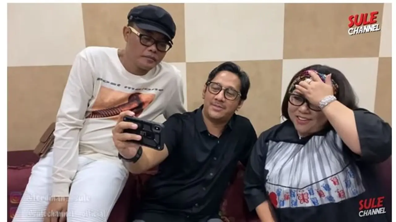 Tak hanya sule, Andre juga turut membesuk Nunung. Ketiganya saling mengutarakan rasa rindu.