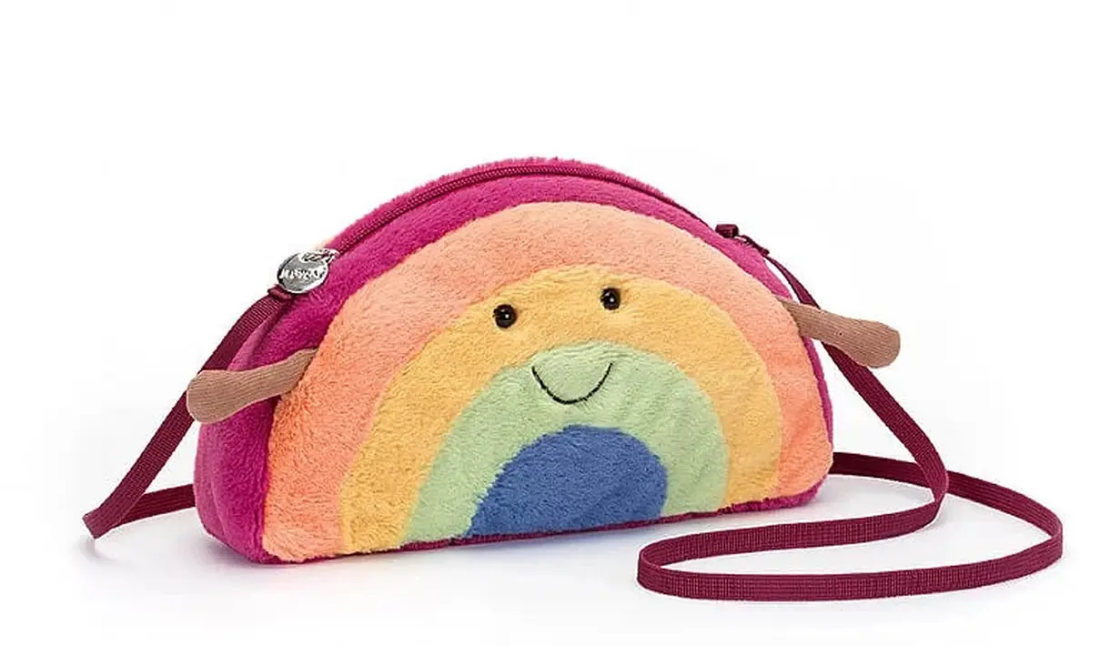 Tas bergelembung ini hadir dalam garis-garis koral, madu, jeruk nipis, dan biru laut yang menakjubkan, dengan bulu berwarna coklat kontras. Dilengkapi dengan tali sepanjang 119cm. Harganya pun cukup affordable yakni sekitar €40.00atau sekitar Rp682 ribuan. [@koreadispatch]