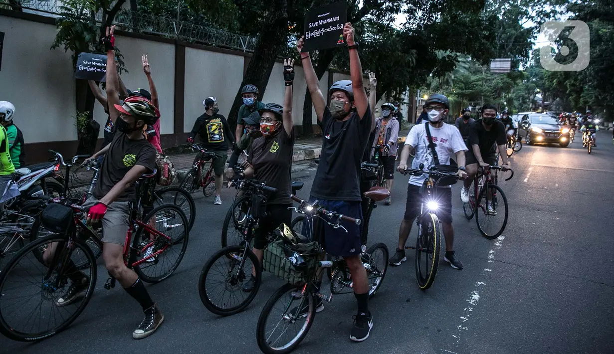 Peserta bersepeda saat melakukan aksi unjuk rasa bertajuk "‘Gowes for Democracy #SaveMyanmar" di kawasan Bundaran HI, Jakarta, Sabtu (17/4/2021). Aksi tersebut juga mengecam militer Myanmar mengembalikan demokrasi sesuai dengan keinginan rakyat Myanmar. (Liputan6.com/Faizal Fanani)