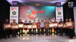 Presiden Komisaris Warta Ekonomi, Fadel Muhammad foto bersama dengan penerima penghargaan Indonesia Corporate PR Award 2018 di Jakarta, (24/08). Bank DKI mendapat penghargaan Top 8 Popular Company in Banking Sector. (Liputan6.com/HO/Budi)