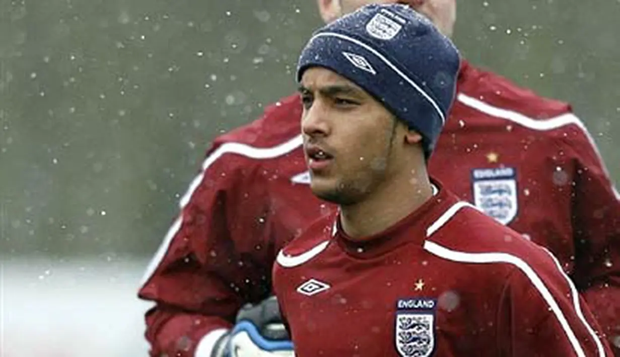England Striker Theo Walcott warms up preparations for the March 26 international friendly match against France at London Colney, North London, on March 24, 2008. AFP PHOTO/GLYN KIRK 
