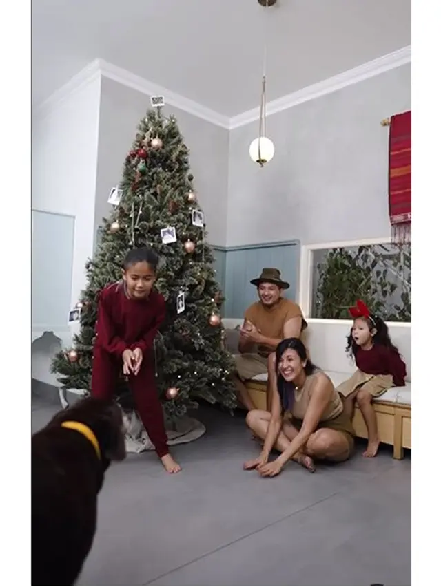 6 Potret Ryan Delon dan Sharena Persiapkan Pernak-Pernik Natal, Seru Banget