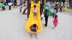 Anak-anak bermain seluncur di Lapangan Banteng, Jakarta, Minggu (14/10). Lapangan Banteng semakin ramai dikunjungi pada hari Minggu. (Liputan6.com/JohanTallo)