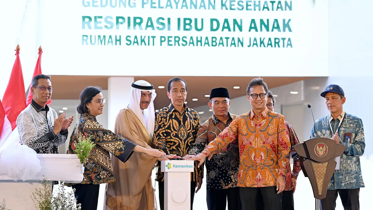 Presiden Joko Widodo (Jokowi) meresmikan Gedung Pelayanan Kesehatan Respirasi Ibu dan Anak Rumah Sakit (RS) Persahabatan, Jakarta, Jumat (30/8/2024). (Foto: Muchlis Jr - Biro Pers Sekretariat Presiden)