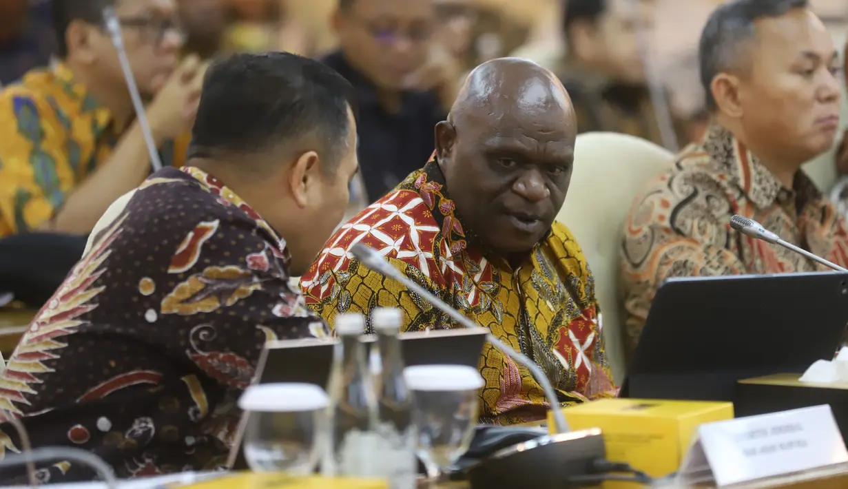 Dalam rapat bersama Komisi XIII DPR RI, Menteri Hak Asasi Manusia (HAM) Natalius Pigai memastikan kebijakan pemerintah Presiden Prabowo Subianto tidak menabrak koridor HAM. (merdeka.com/Arie Basuki)