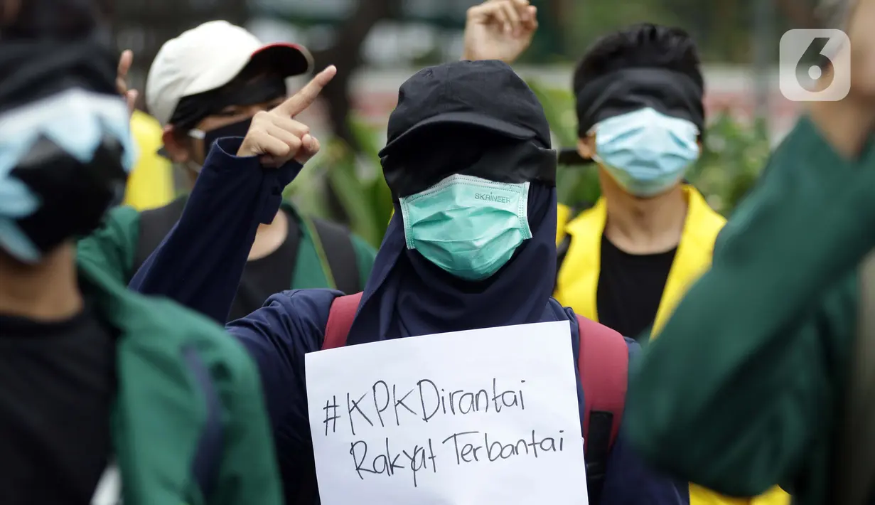 Mahasiswa yang tergabung dalam Aliansi BEM SI melakukan aksi unjuk rasa di kawasan Kuningan Persada sekitar Gedung Merah Putih KPK, Jakarta, Rabu (16/6/2021). Mereka menolak pelemahan KPK melalui TWK yang berujung penonaktifan 75 pegawai termasuk beberapa penyidik. (Liputan6.com/Helmi Fithriansyah)