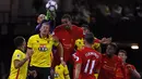Kiper Watford, Heurelho Gomes, duel udara dengan bek Liverpool, Joel Matip, pada laga Premier League di Stadion Vicarage, Watford, Minggu (1/5/2017). Watford kalah 0-1 dari Liverpool. (AFP/Adrian Dennis)