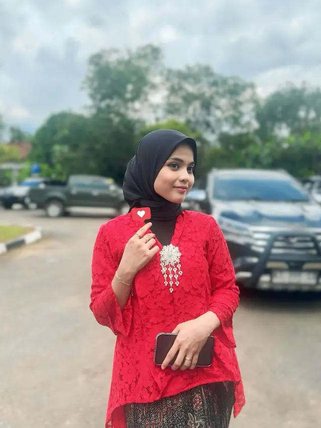 Putri Isnari Berhijab