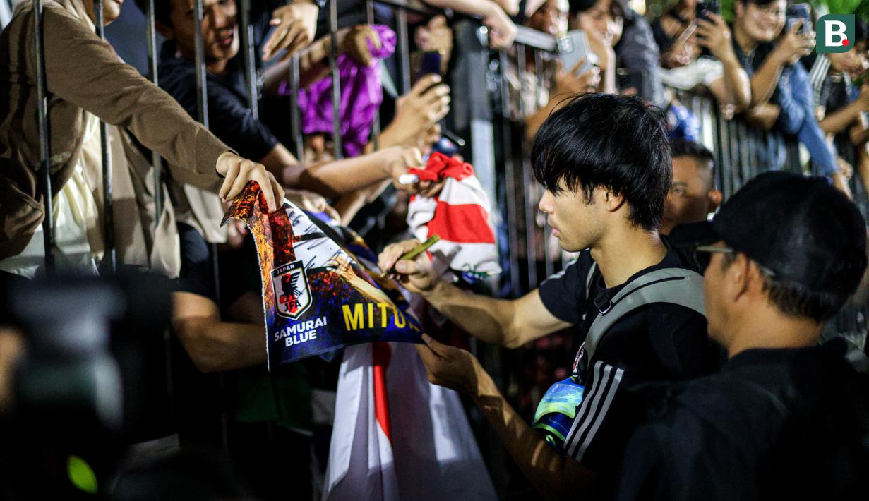 <p>Pemain Timnas Jepang, Kaoru Mitoma memberikan tanda tangan kepada para masyarakat setelah sesi latihan menjelang laga lanjutan putaran ketiga Kualifikasi Piala Dunia 2026 melawan Timnas Indonesia di Lapangan A, Kompleks Stadion Utama Gelora Bung Karno (SUGBK), Senayan, Jakarta, Rabu (13/11/2024). (Bola.com/Bagaskara Lazuardi)</p>