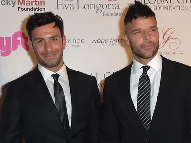 Artis Jwan Yosef dan penyanyi Ricky Martin menghadiri Art Basel Miami Beach 2017 - The Global Gift Foundation di Miami Beach, Florida (7/12/2017). Ricky Martin mengumumkan kabar pernikahannya dengan Jwan Yosef. (Gustavo Caballero / Getty Images / AFP)