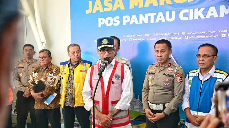 Menteri Perhubungan Budi Karya Sumadi saat meninjau Gerbang Tol Cikampek Utama, Rabu (20/12/2023). (Dok Kemenhub)