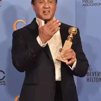 Sylvester Stallone tampaknya berpikir ia sudah berterima kasih kepada semua pihak selama pidato penerimaan penghargaan Best Supporting Actor di ajang Golden Globe Awards 2016 pada Minggu (10/1/2016) malam. (AFP/Bintang.com)