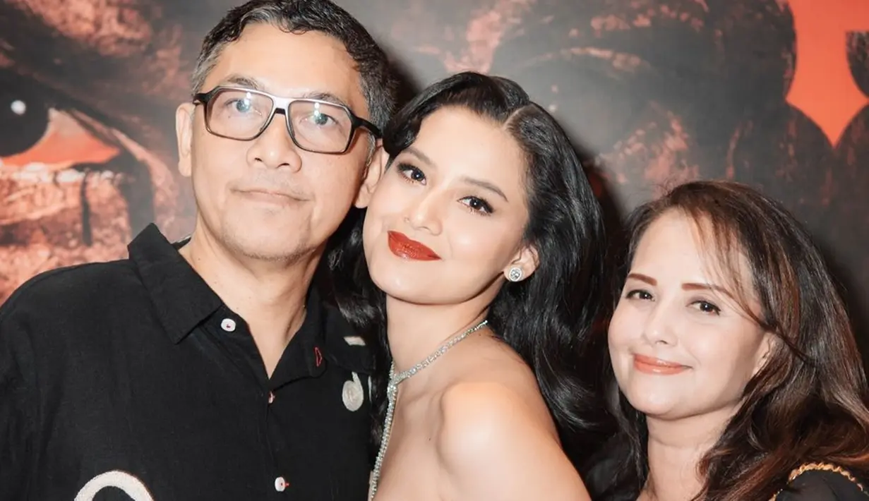 Debut main film setelah 3 tahun terjun ke dunia hiburan tentunya jadi kebanggaan tersendiri untuk Callista Arum dan keluarga. Penuh kehangatan, diketahui ini adalah foto Callista Arum bareng orang tuanya. Setelah Perjanjian Setan, terdapat dua film horor lagi yang dibintangi artis berusia 20 tahun ini yakni berjudul Kemah Terlarang: Kesurupan Massal dan Panggonan Wingit 2: Mis K. (Liputan6.com/IG/@callistarum)