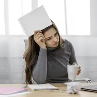 Pekerjaan yang menumpuk bisa membuat seseorang stres hingga kehilangan semangat kerja. (Foto/Dok: freepik.com)