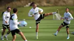 (kiri ke kanan) Pemain Manchester City Jack Grealish, Erling Haaland, dan Phil Foden saat sesi latihan di tempat latihan Manchester City di Manchester, Inggris, 13 September 2022. Manchester City akan menghadapi Borussia Dortmund pada pertandingan sepak bola Grup G Liga Champions. (Lindsey Parnaby/AFP)