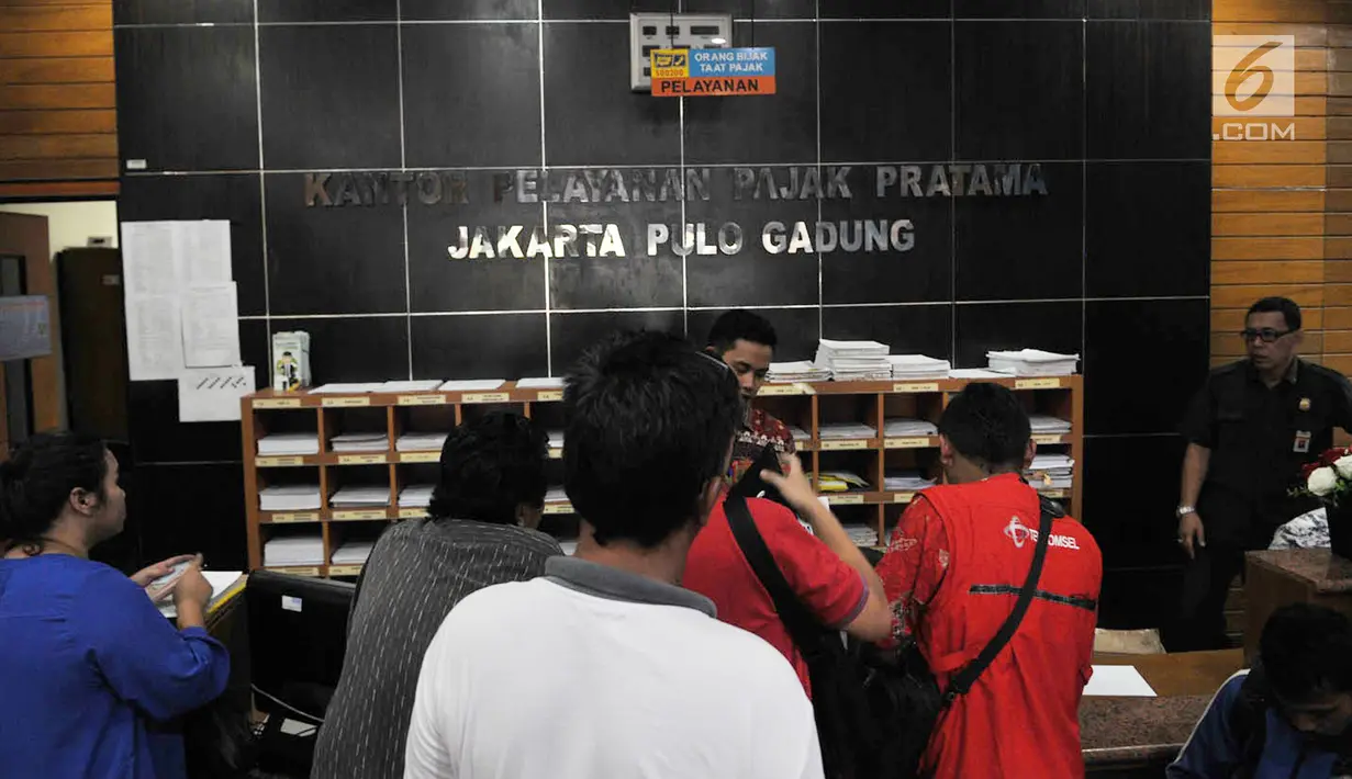 Petugas Kantor Pelayanan Pajak Pratama Jakarta melayani para wajib pajak untuk melaporkan SPT mereka, Jakarta, Kamis (29/3). Wajib pajak terus berdatangan sejak pagi hingga sore untuk melaporkan SPT pajak tahun 2017 mereka. (Merdeka.com/Iqbal Nugroho)