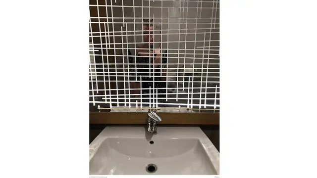 Desain cermin kamar mandi nyeleneh (Sumber: Boredpanda)