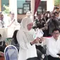 Khofifah  menggunakan hak suaranya, di tempat pemungutan suara (TPS) 031, Kelurahan Jemursari, Wonocolo Surabaya, Rabu (14/2/2024). (Dia Kurniawan/Liputan6.com)