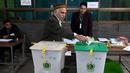 Pemilih memasukkan surat suaranya di Lahore pada tanggal 8 Februari 2024. (Arif ALI/AFP)