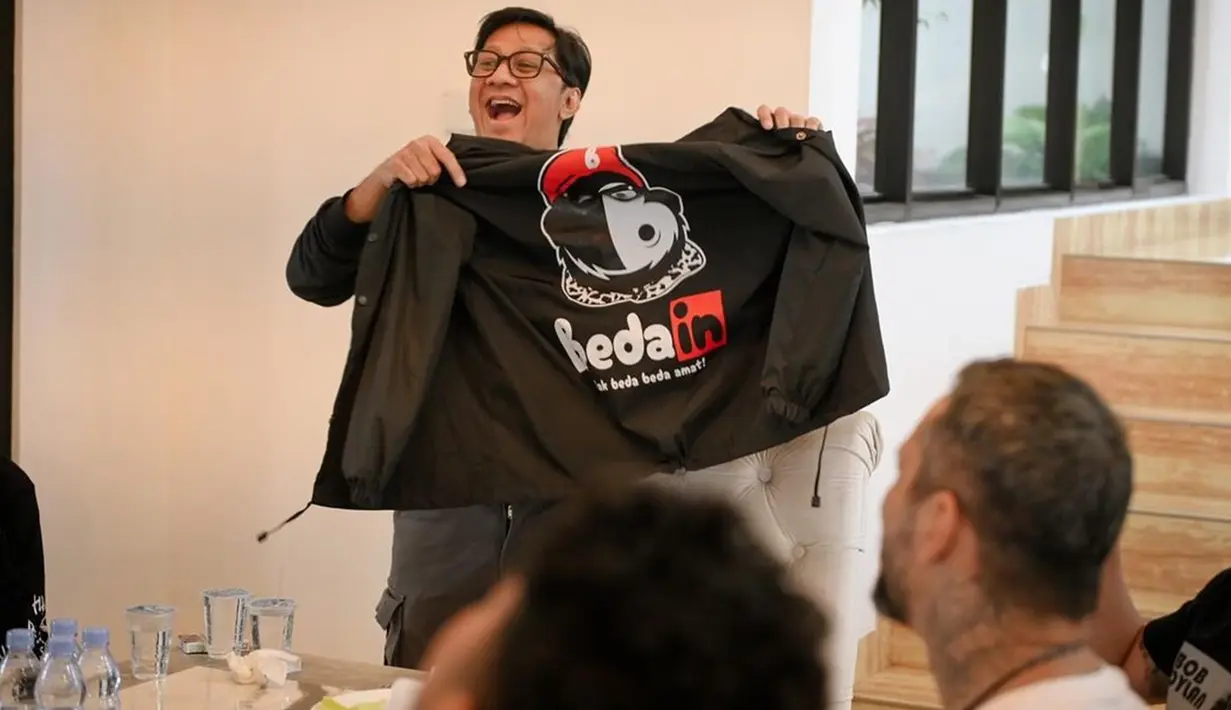 Kehadiran geng ini langsung menarik perhatian publik, terutama karena anggota-anggotanya dikenal dengan karakter humoris mereka. Bahkan, Andre sempat memamerkan jaket geng yang sudah ada logo dan tulisan Bedain. Aktivitas mereka nantinya juga akan diunggah lewat Instagram @bedain_official. (Liputan6.com/IG/@andreastaulany)