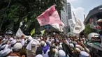 Massa yang tergabung dalam gerakan masyarakat Jakarta (GMJ) bersama FPI menggelar aksi unjuk rasa di depan Gedung DPRD DKI Jakarta, Selasa (24/3/2015). Dalam aksinya, mereka mendukung terhadap hak angket DPRD DKI Jakarta. (Liputan6.com/Faizal Fanani)