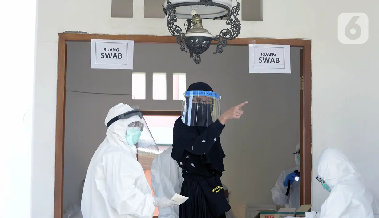 Petugas Puskesmas saat pelaksanaan swab test terhadap warga di Balai RW 20, Villa Dago, Pamulang, Tangerang Selatan, Banten, Jumat (17/7/2020). Swab test gratis yang dilakukan seiring meningkatnya kasus COVID-19 tersebut diikuti 200 warga dari beberapa RW di Benda Baru. (merdeka.com/Dwi Narwoko)