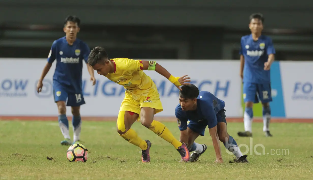 Pemain Bhayangkara FC U-19, Maldini (2kiri) berebut bola dengan pemain Persib U-19 pada laga Liga 1 U-19 di Stadion Patriot, Bekasi, (21/7/2017). Persib U-19 bermain imbang 1-1. (Bola.com/Nicklas Hanoatubun)