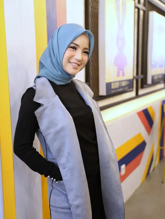 Pro dan kontra juga pernah dirasakan saat akan memutuskan untuk menutup aurat. Tidak sedikit yang beranggapan dengan berhijab, akan sepi mendapatkan pekerjaan. (Adrian Putra/Bintang.com)