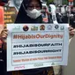 Aksi damai untuk mendukung muslimah India di depan Kedutaan Besar India, Jakarta, Selasa (22/2/2022). Aksi ini merupakan dukungan dan pembelaan kepada pelajar dan mahasiswa muslim di India terkait pelarangan menggunakan hijab dan persekusi. (merdeka.com/Imam Buhori)