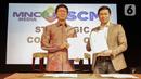 CEO PT Surya Citra Media Tbk Sutanto Hartono (kiri) dan Direktur Utama PT Media Nusantara Citra Tbk David Fernando Audy usai menandatangani MoU kerja sama di Jakarta, Kamis (12/12/2019). SCM dan MNC menjalin kerja sama untuk meningkatkan sektor bisnis. (Liputan6.com/Faizal Fanani)