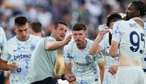 Pelatih Inter Milan, Cristian Chivu, memberikan arahan kepada anak asuhnya saat melawan Monterrey pada pertandingan Grup E Piala Dunia Antarklub 2025 di Rose Bowl, Pasadena, pada Rabu (18/6/2025) pagi WIB. (AP Photo/Gregory Bull)