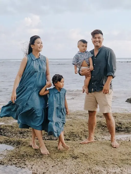 <p>Saat berlibur ke Pantai, Chelsea dan Natusha pun mengenakan model dan warna dress yang mirip. Keduanya dibalut dress panjang tampa lengan warna navy.</p>