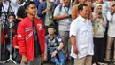 Selanjutnya, Prabowo mengajak Kaesang masuk ke dalam rumahnya. Pertemuan digelar secara tertutup. (Liputan6.com/Angga Yuniar)