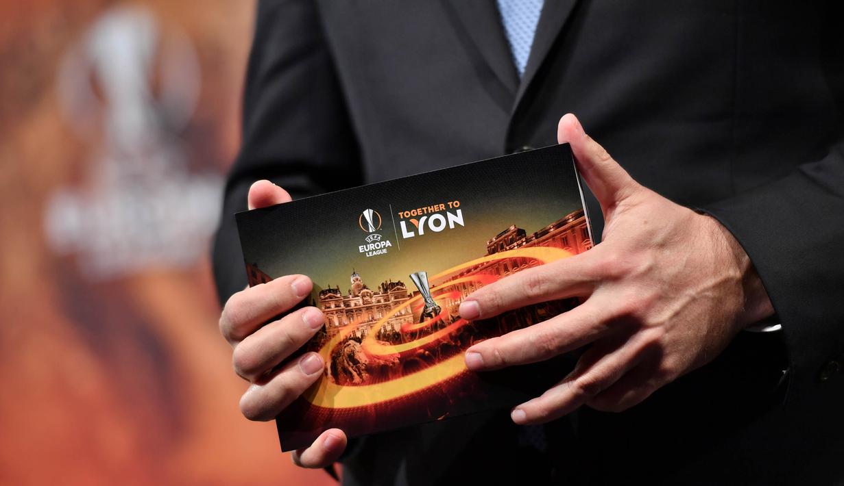 Wakil Sekjen UEFA, Giorgio Marchetti, bersiap membacakan undian semifinal Liga Europa di Nyon, Swiss, Jumat (13/4/2018). Arsenal akan melawan Atletico Madrid, Marseille melawan Salzburg. (AFP/Fabrice Coffrini)