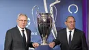 Amancio Amaro Varela (kiri) bersama mantan Real Madrid Francisco Gento berpose di dekat trofi Liga Champions UEFA pada 27 April 2015 saat presentasi resmi di balai kota Rotes Rathaus di Berlin. Amancio memainkan peran penting saat Spanyol dinobatkan sebagai juara Eropa pada tahun 1964, finis ketiga dalam pemungutan suara Ballon d'Or tahun itu. (AFP/Tobias Schwarz)