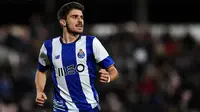 3. Ruben Neves (Porto), masih berusia 18 tahun namun sudah menjadi jenderal lini tengah bagi klubnya. Bahkan dirinya menjadi pemain Porto dengan jumlah passing terbanyak di ajang Liga Champions musim lalu. (AFP/Francisco Leong)